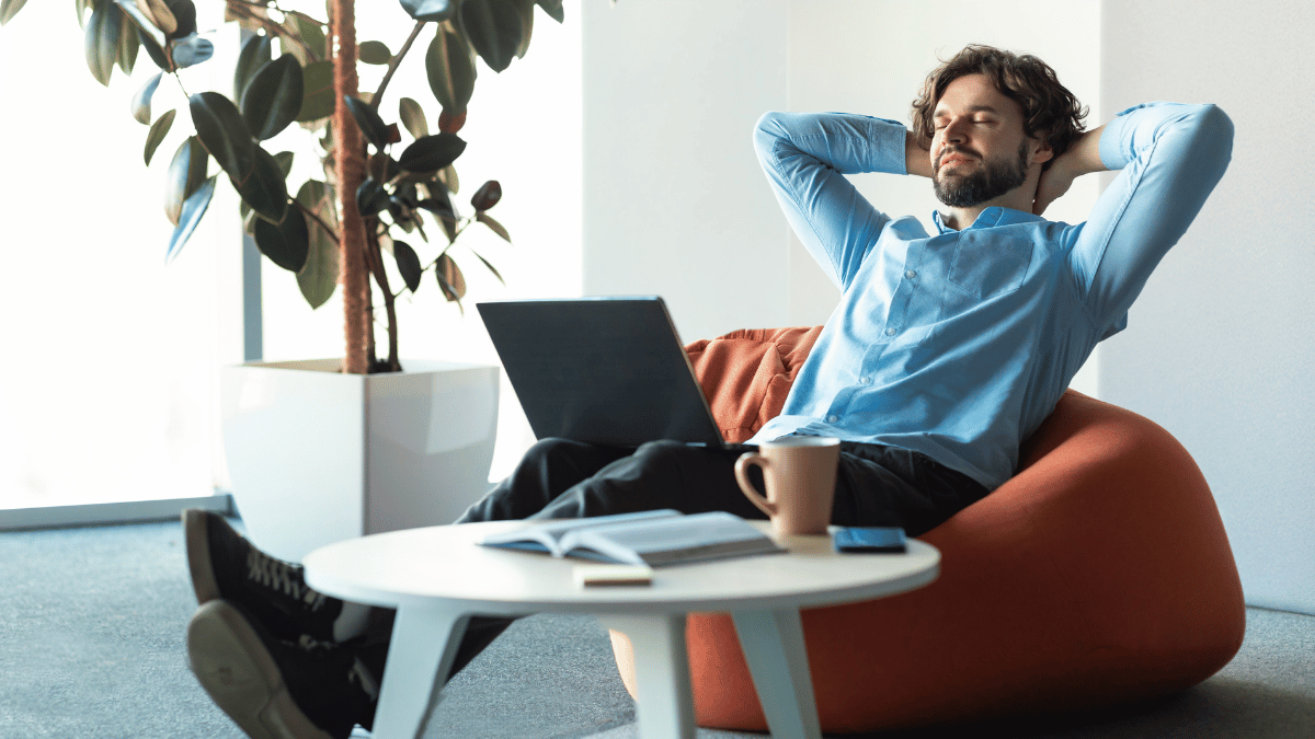 personne se relaxant sur un pouf en entreprise