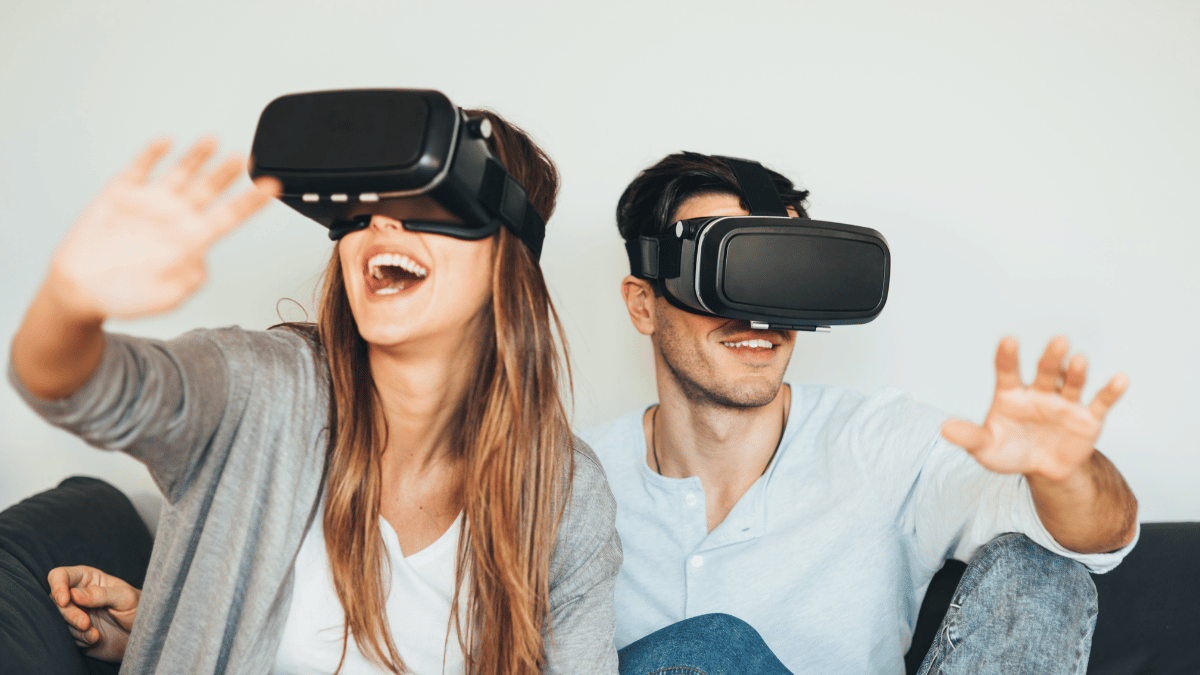 homme et femme avec un casque de VR réalité virtuelle