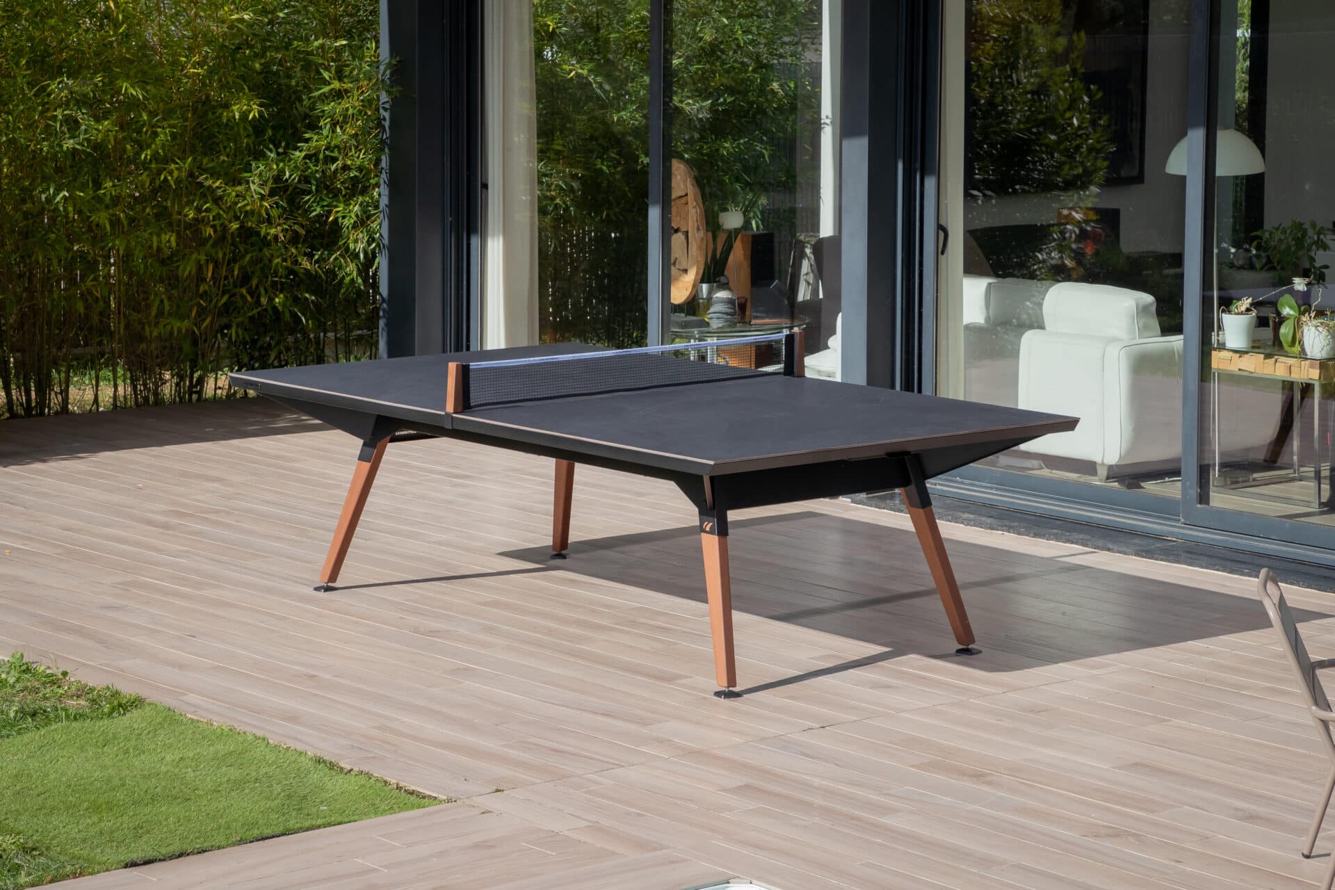 Table Cornilleau Origin Outdoor installée en extérieur pour un moment de détente en entreprise