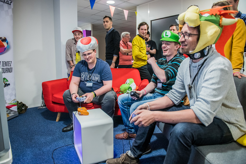 collègue de bureaux jouant à mario Kart jeux vidéos en entreprise lors d'un afterwork