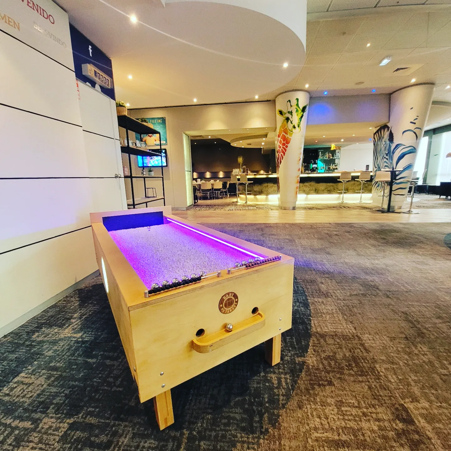 BABY PETANQUE NOVOTEL GERLAND 2022 Baby Pétanque Premium disposé dans le hall d'entrée d'un hôtel