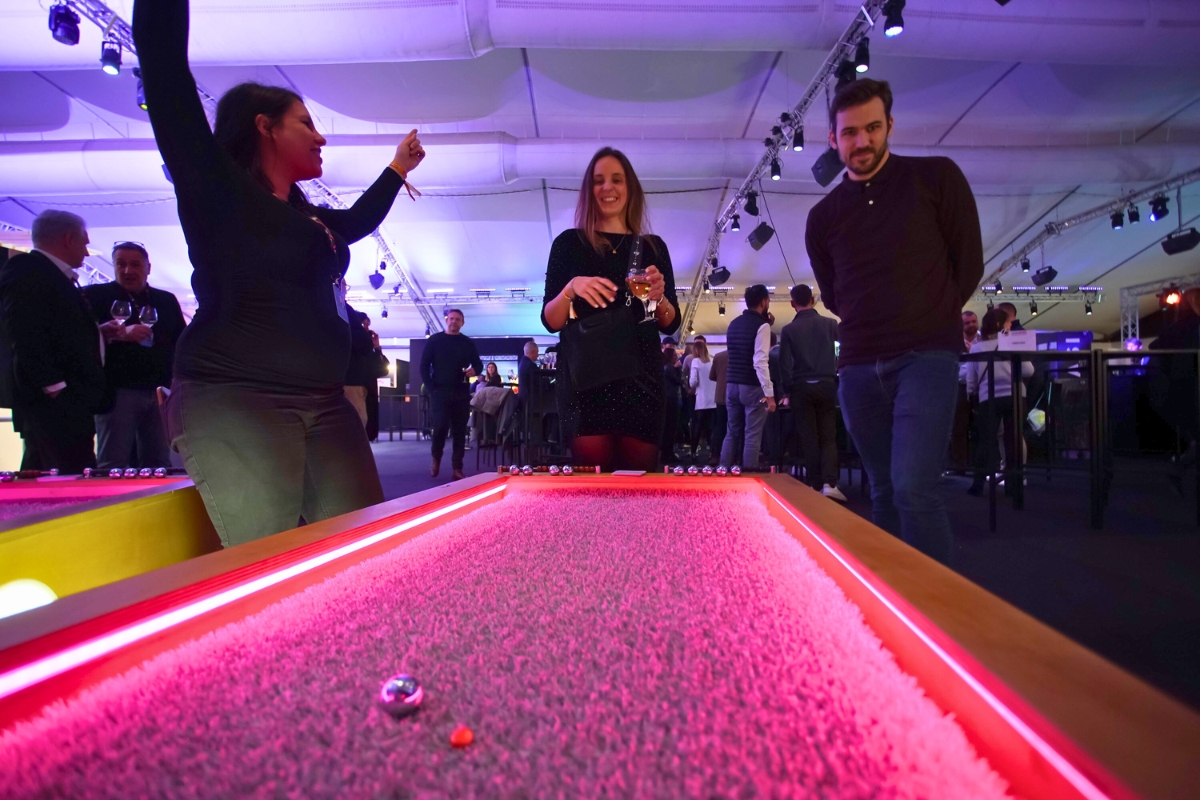 personnes jouant à la baby pétanque jeu de mini pétanque sur table en location pour bureaux et espaces détente entreprises