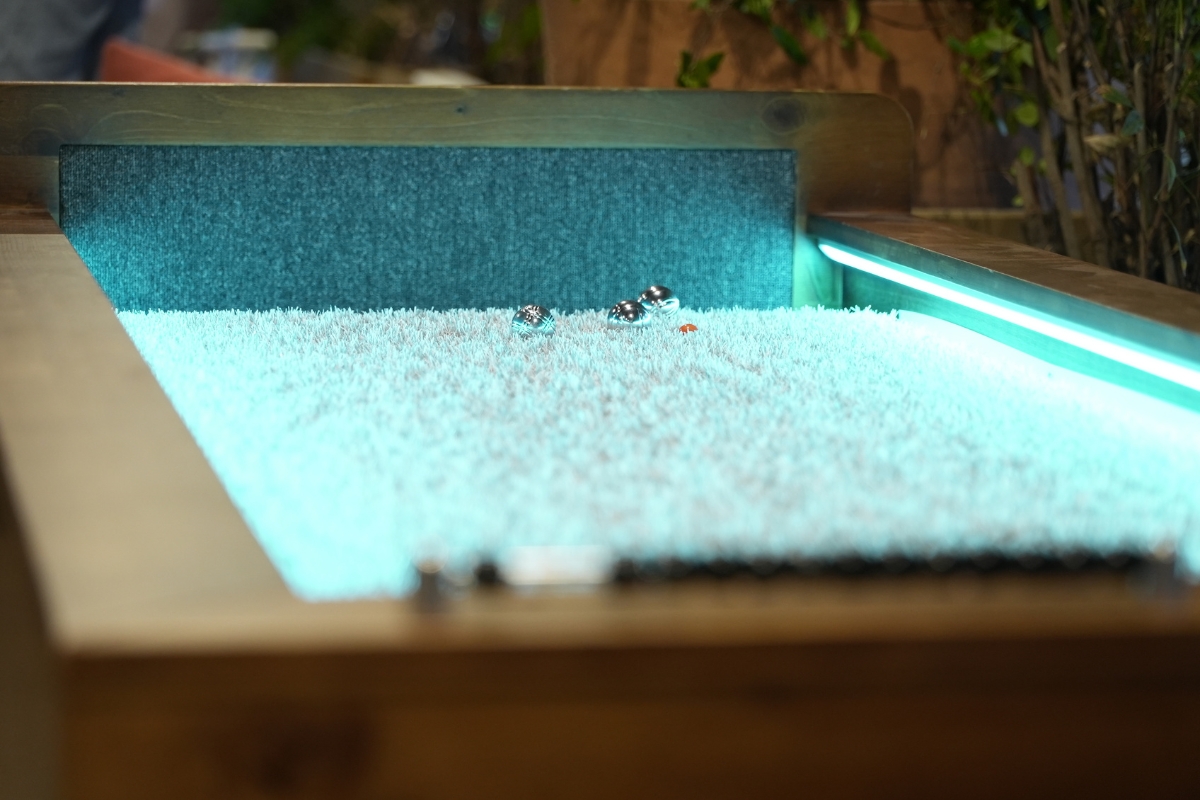 table de baby pétanque, jeu de mini pétanque sur table en location pour bureaux et espaces détente entreprises