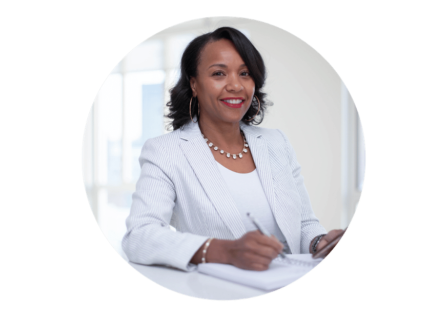 femme souriante en entreprise