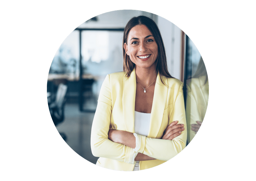 femme souriante en entreprise croisant les bras