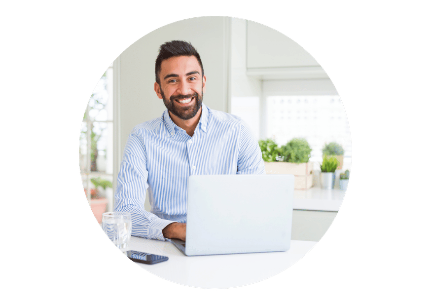 homme souriant en entreprise devant son pc