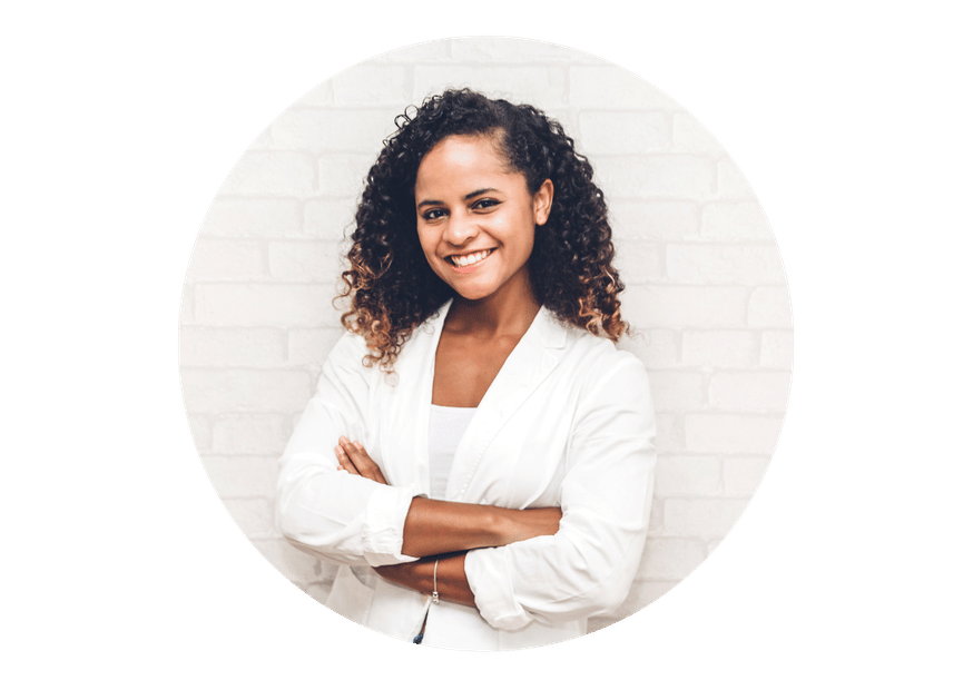 femme souriante en entreprise croisant les bras