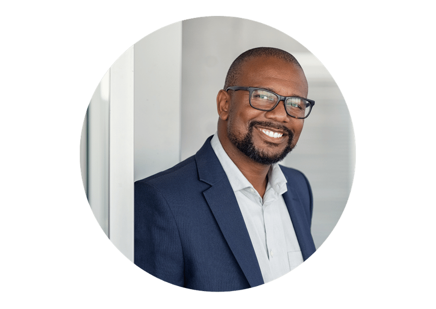 homme souriant en entreprise