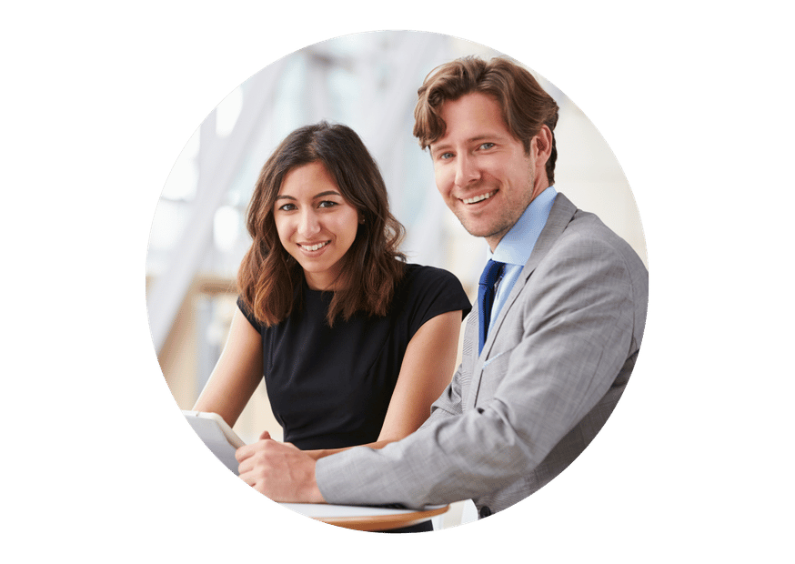 homme et femmes collègue de travail souriants en entreprise