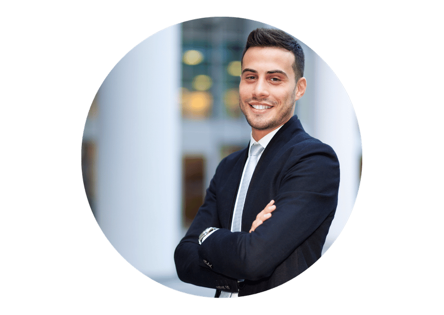 homme souriant en entreprise