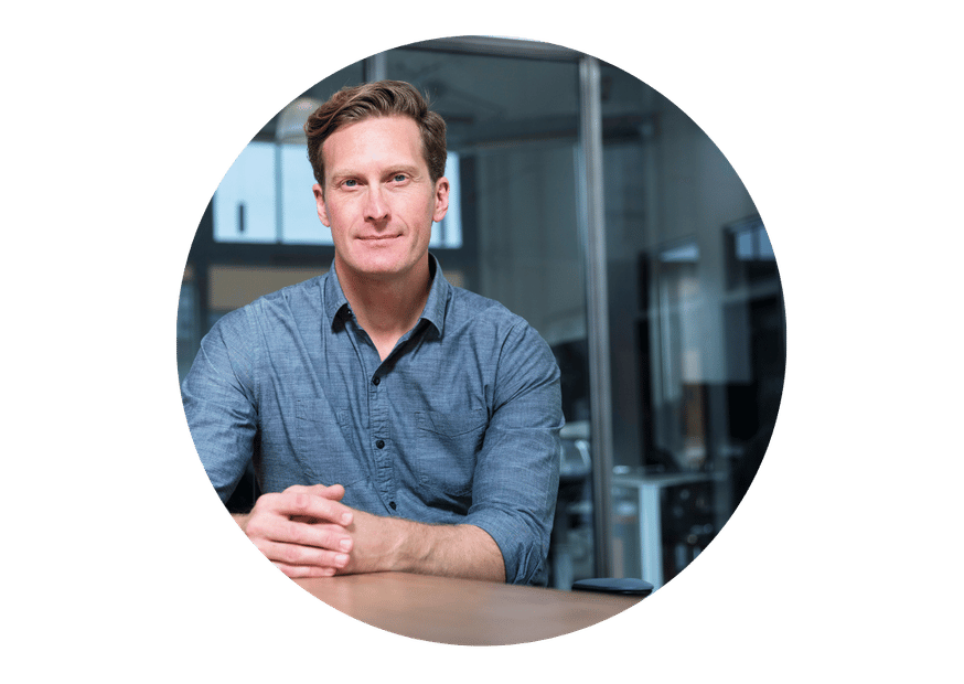 femme souriante en entreprise