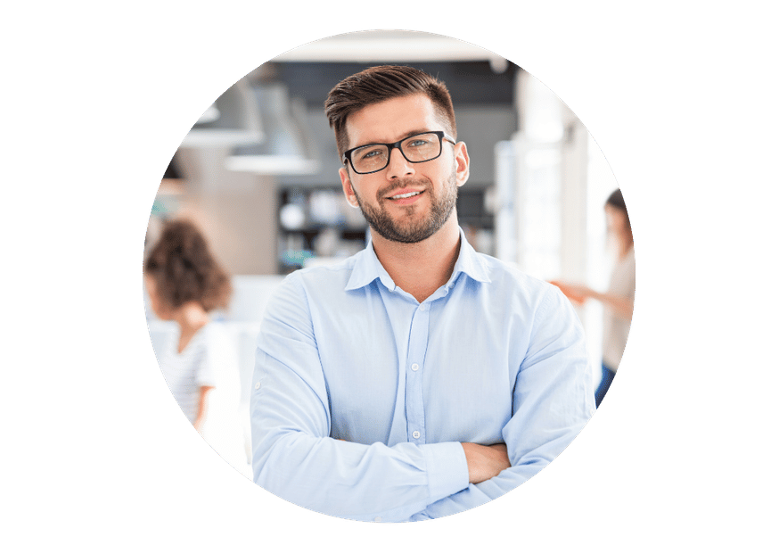 homme souriant en entreprise