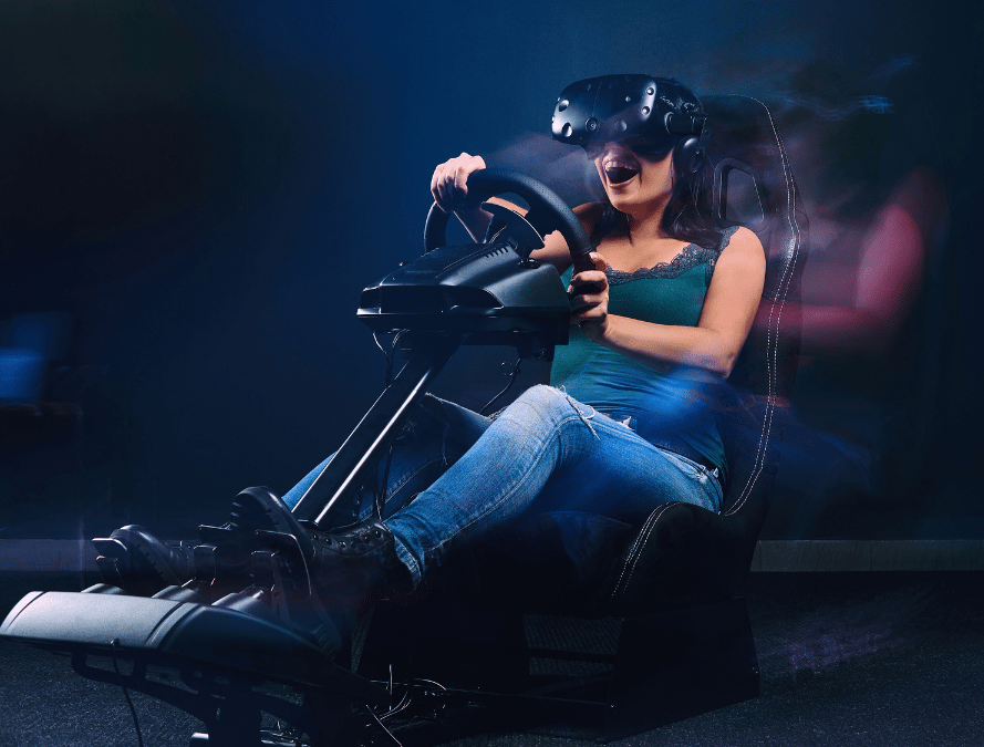 femme jouant avec un casque VR et un simulateur de conduite en location pour espace de détente en entreprise