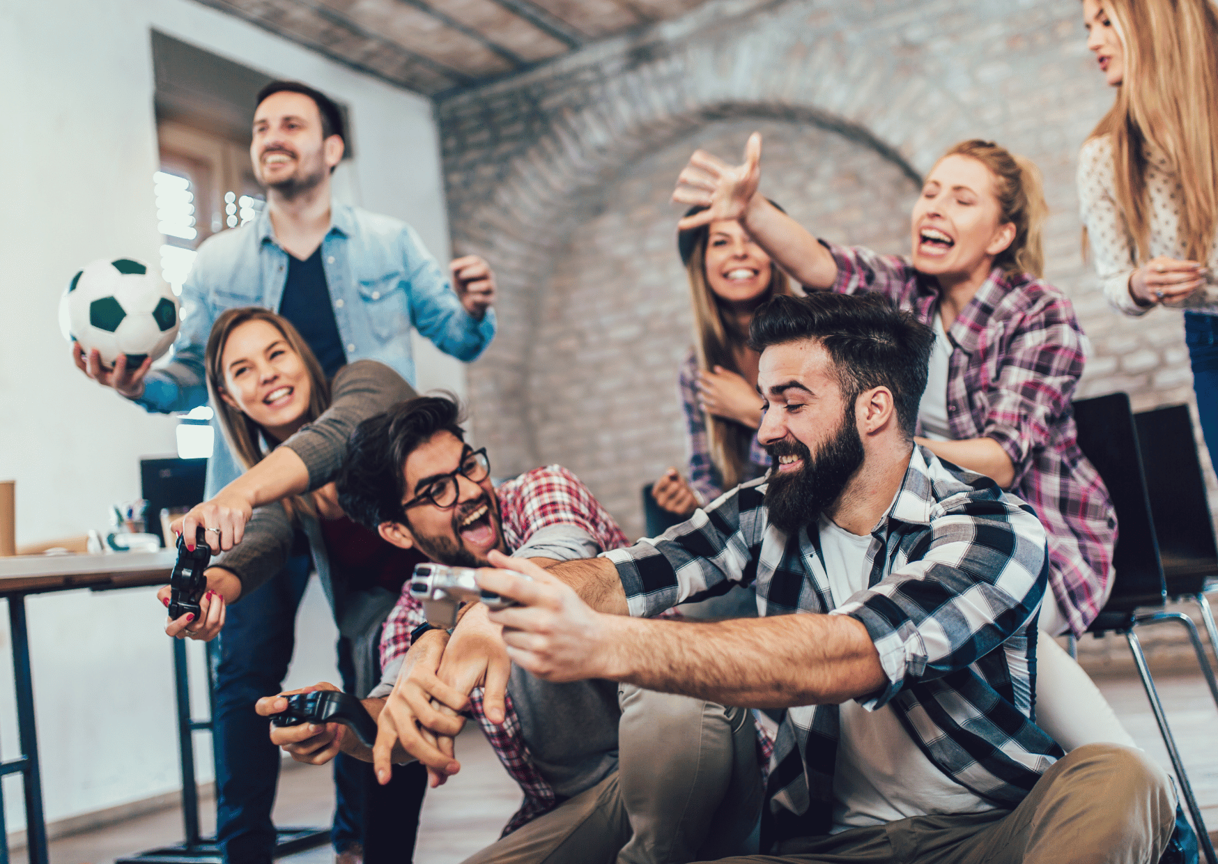 collègues jouant aux jeux vidéos dans un salle de détente en entreprise