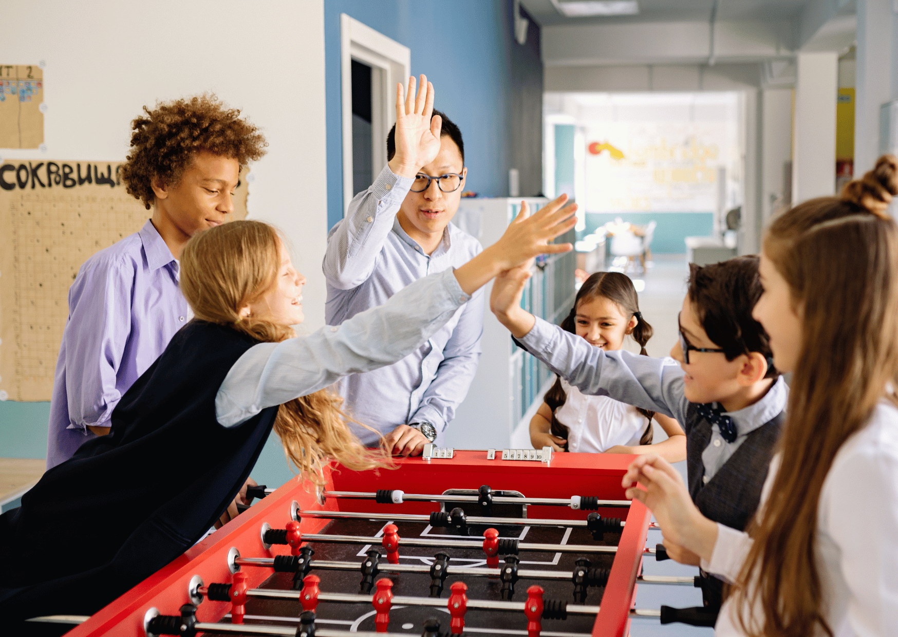 SWAP LOCATION BABY FOOT LOCATION ENTREPRISE LEASING LYON groupe de personnes jeunes jouant au baby foot dans un centre social MJC