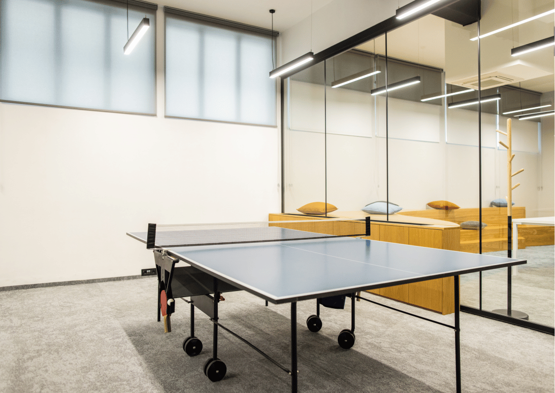 espace de détente d'entreprise avec une table de ping-pong