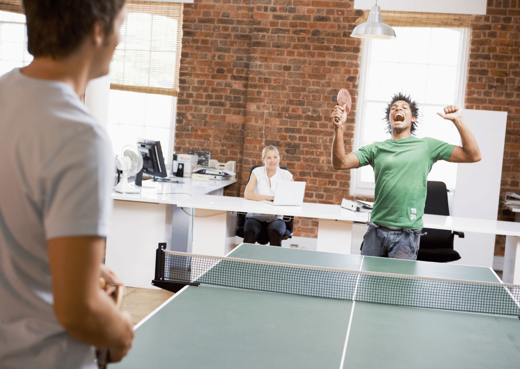 personnes jouant au ping pong en entreprises