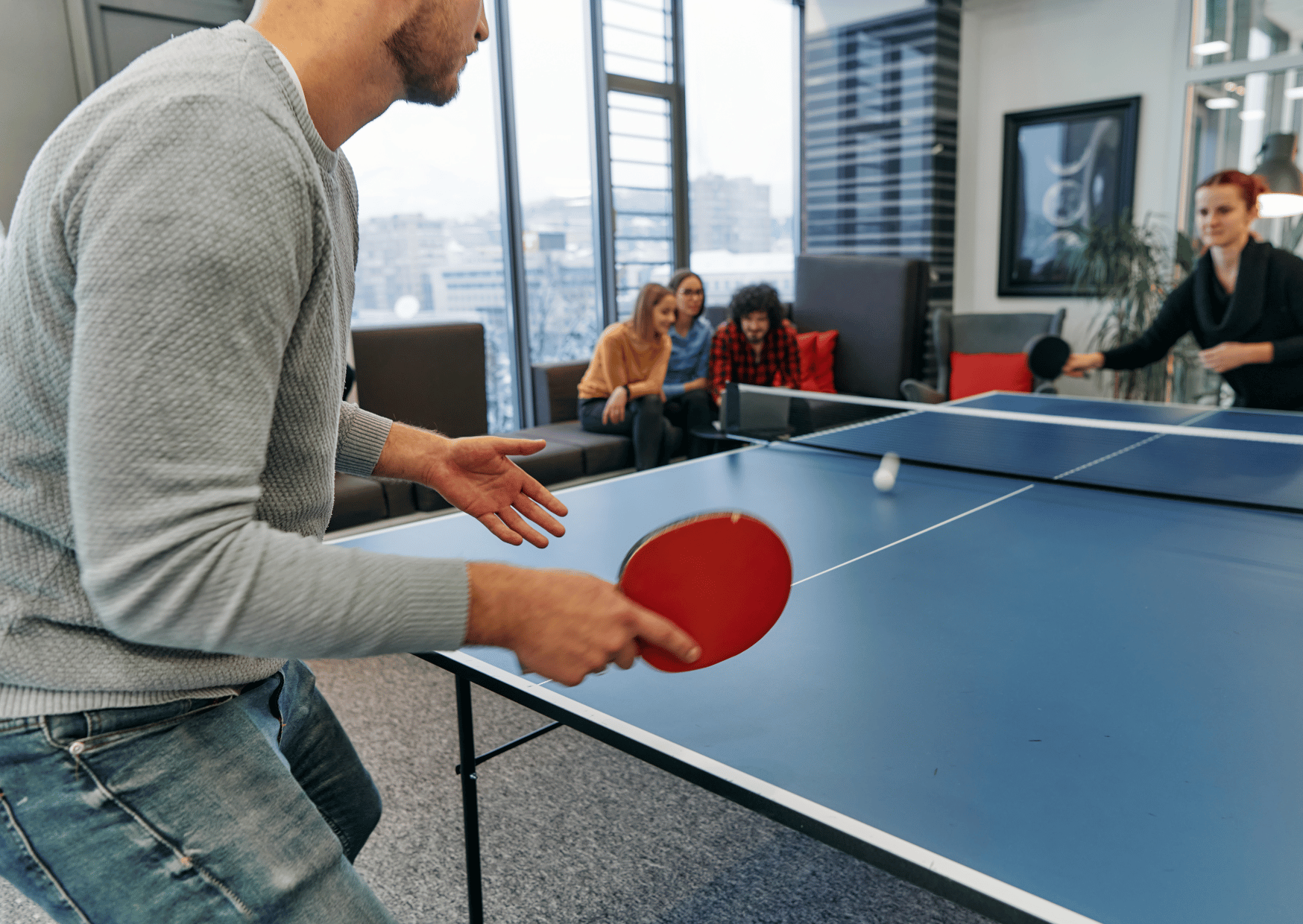personnes jouant au ping pong en location pour bureaux et espaces détente entreprises