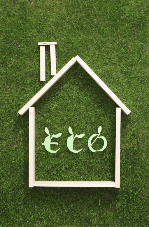 eco responsabilité ecologie maison sur fond de gazon évoquant l'eco responsabilité ecologie
